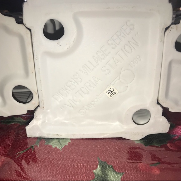 VTG Dept 56 Victoria Station Lighted Train Platform Dickens Village Retired EUC - Picture 8 of 8